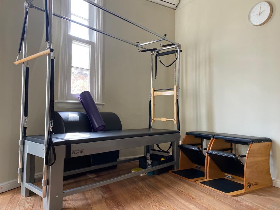 Cadillac y sillas de pilates en el estudio Mixtura